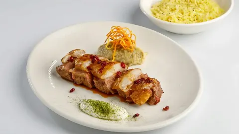 Вырезка ягнёнка с печёным перцем и рисом