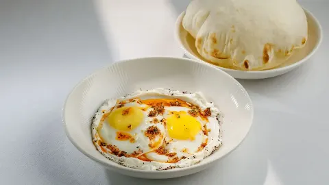 Яичница по-турецки с лепешкой пита