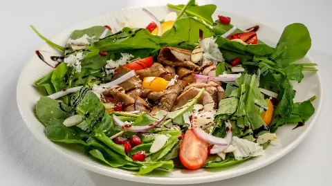 Салат с руколой и копчёной говядиной